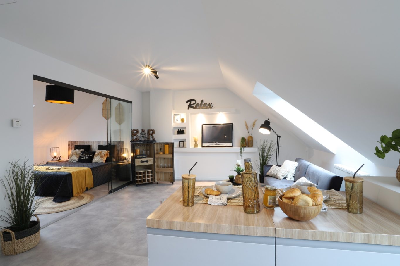 Immobilienmakler Münster Helles, modernes Wohnambiente mit gemütlicher Sitzecke und stilvollen Dekorationen.