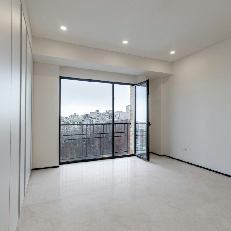 Immobilienbewertung einer leeren Wohnung mit großen Fenstern und Blick auf die Stadt.