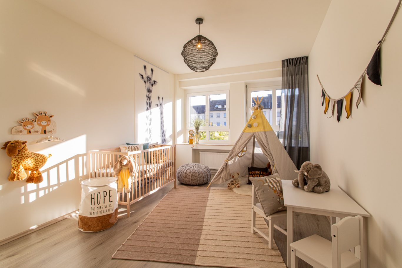 Haus verkaufen Peis Ein helles Kinderzimmer mit Spielzelt, Teppich, Spielzeug und Dekorationen.