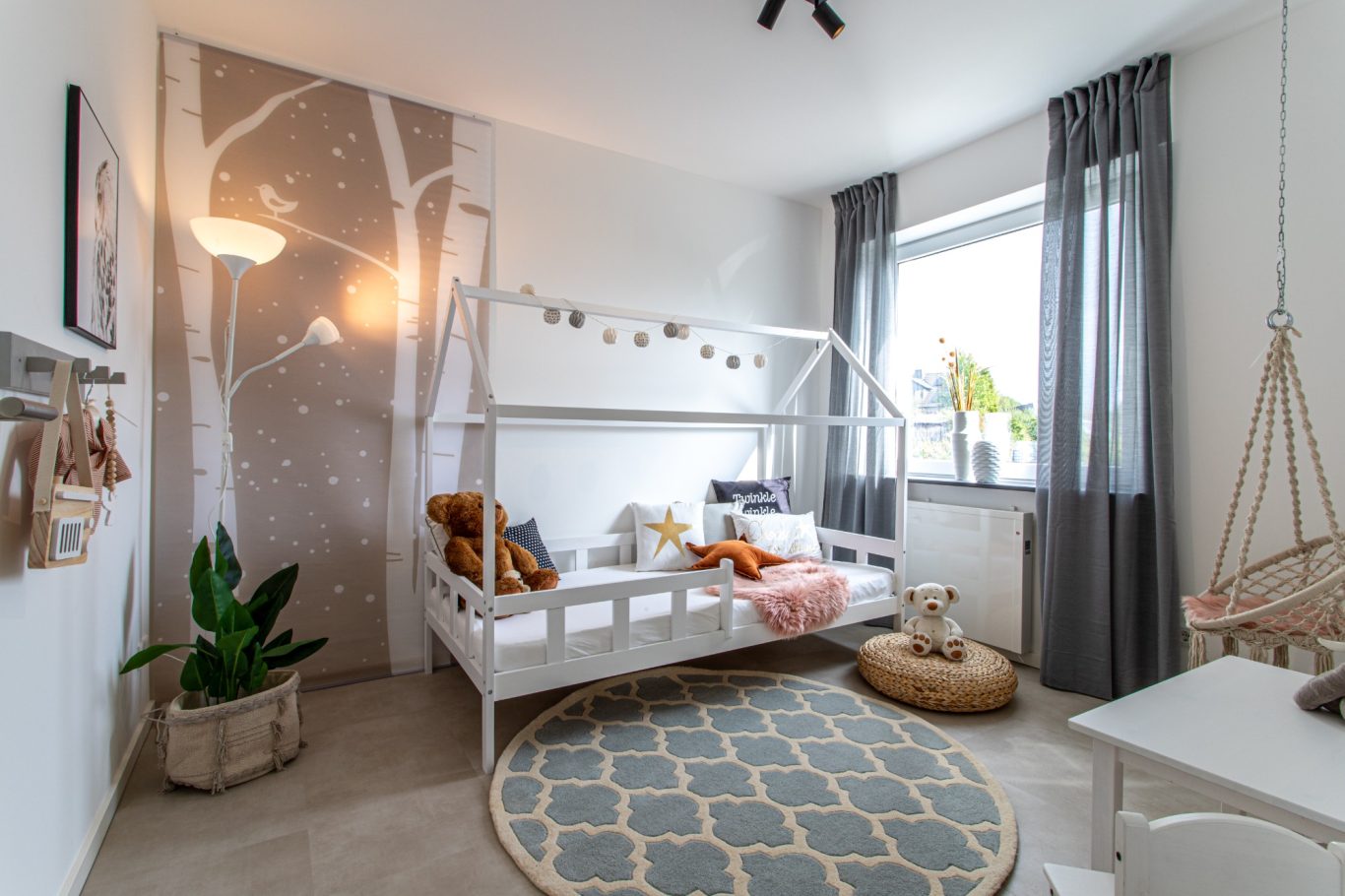 Immobilienmakler Münster Helles, modernes Kinderzimmer mit einem Bett im Hausdesign und gemütlicher Einrichtung.