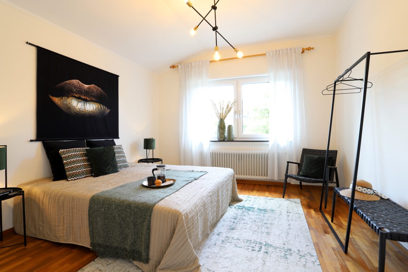 Homestaging Modernes Schlafzimmer mit Doppelbett, minimalistischer Dekoration und natürlichem Licht.
